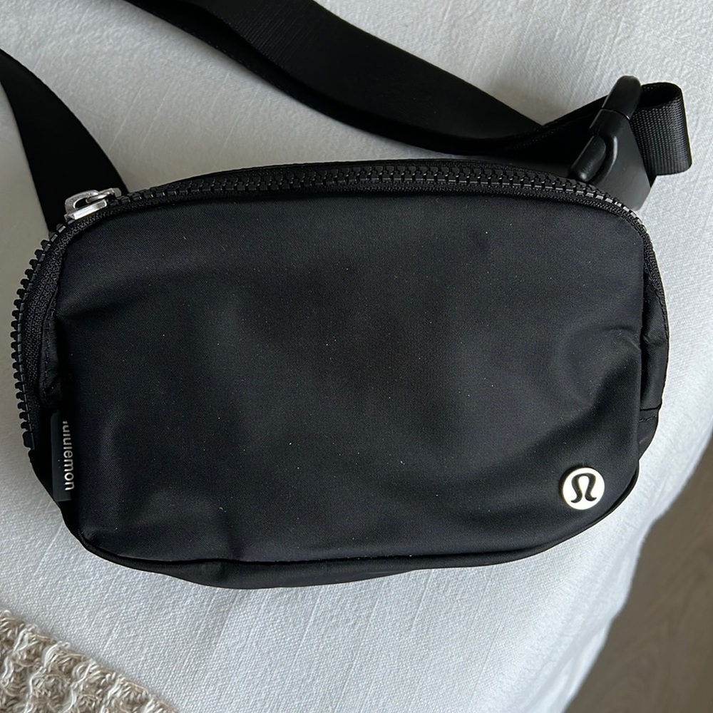Lululemon everywhere belt bag